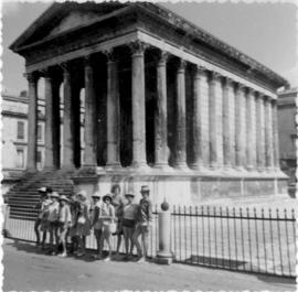 Ecole ménagère de Lhuis : voyage scolaire, maison carrée de Nîmes.