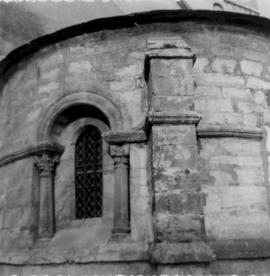 Ecole ménagère de Lhuis : "on étudie le Moyen-Âge", vue de l'abside de l'église romane ...