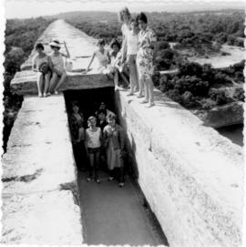 Ecole ménagère de Lhuis : voyage scolaire, le pont du Gard.