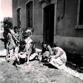 Ecole ménagère de Lhuis : Travaux de jardinage.