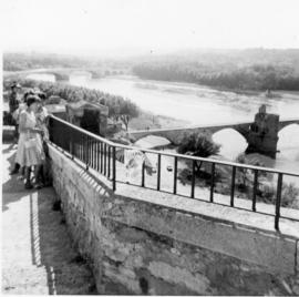 Ecole ménagère de Lhuis : voyage scolaire du pont d'Avignon.