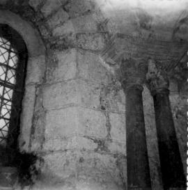 Ecole ménagère de Lhuis : "on étudie le Moyen-Âge", vue de colonnes et chapitaux de l'é...