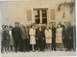 Photographie noir et blanc représentant le conseil municipal et les instituteurs, vue 01.